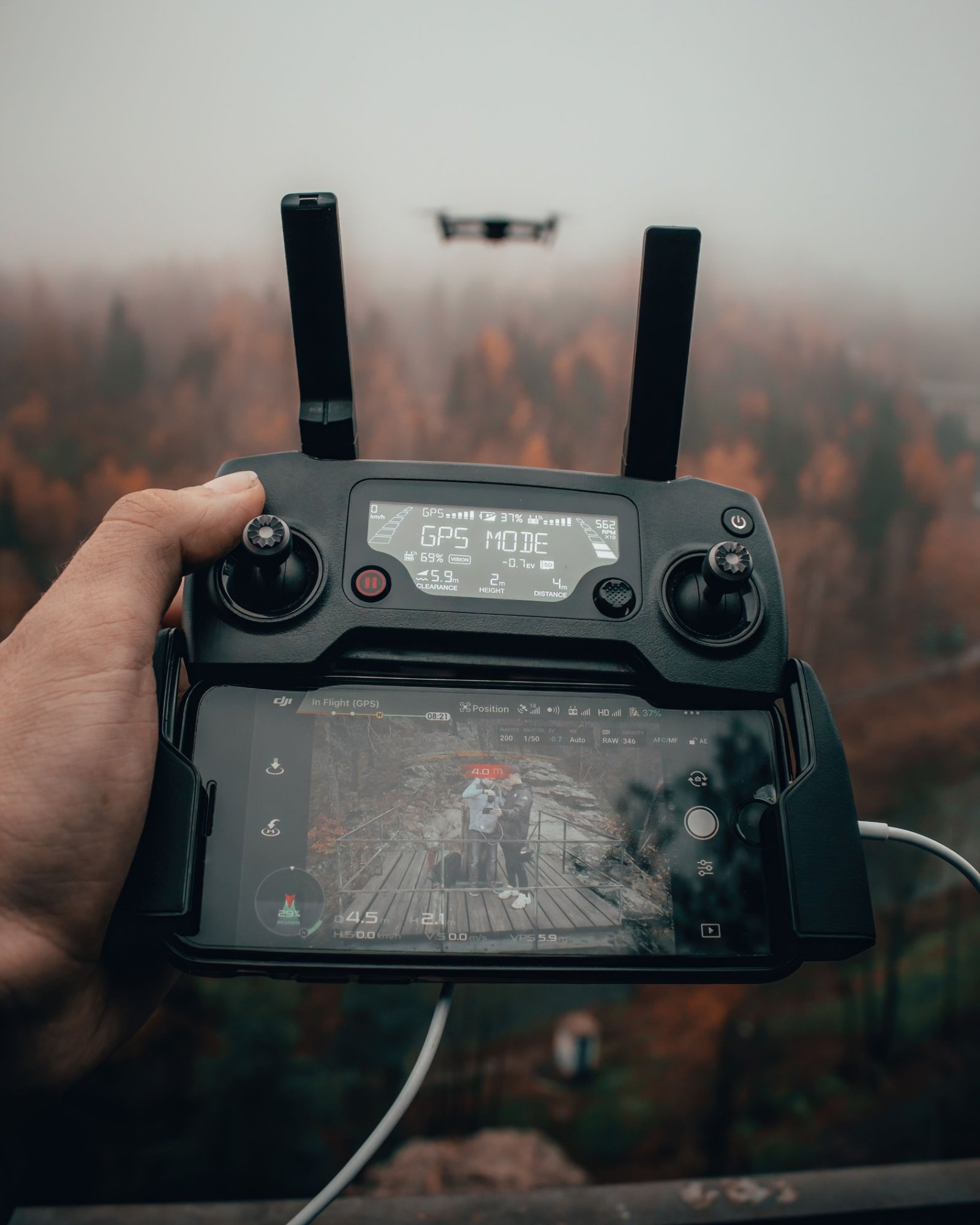 Pessoa pilotando um drone durante uma aula experimental em Fortaleza