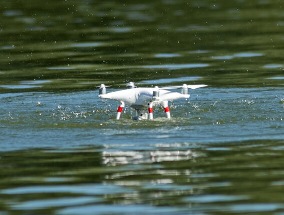 Drone caindo na água