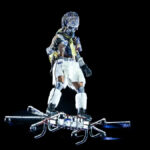 Drone transportando pessoa durante desfile da Portela na Sapucaí