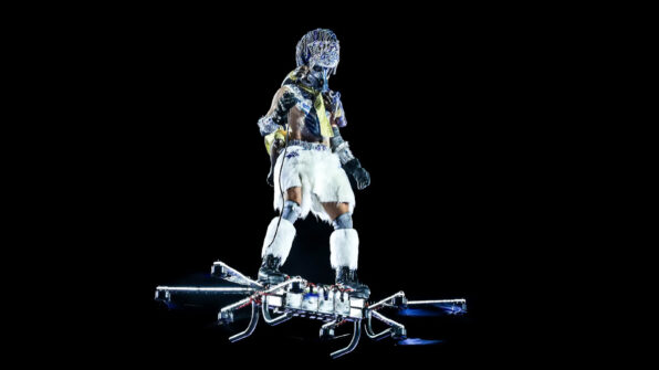 Drone transportando pessoa durante desfile da Portela na Sapucaí