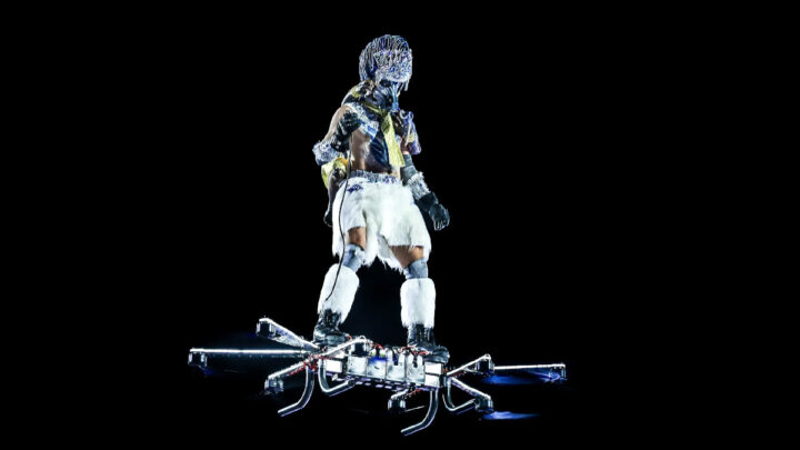 Drone transportando pessoa durante desfile da Portela na Sapucaí